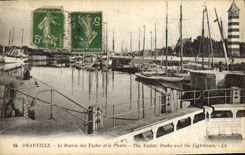 CPA Deauville Le bassin des yachts et le phare Bateaux