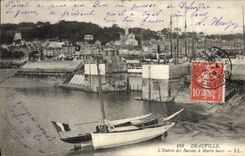 CPA Deauville L'Entree des bassins a maree basse Bateaux