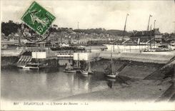 CPA Deauville L'Entree des bassins Bateaux