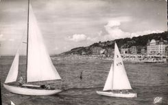 CPA Deauville la reine des plages les yachts et la plage 