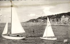 CPA Deauville Trouville les yachts et la plage Bateaux