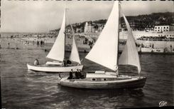 CPA Deauville Trouville Voiliers rentrant dans le bassin Bateaux