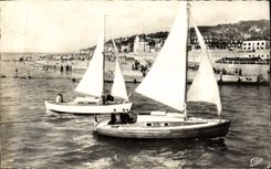 CPA Deauville Trouville Voiliers rentrant dans le bassin Bateaux