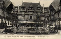 CPA Deauville la plage fleurie le normandy hotel