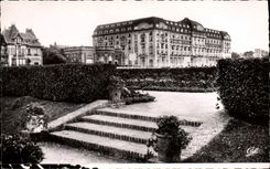 CPA Deauville la plage fleurie le royal hotel des jardins