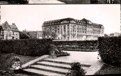 CPA Deauville la plage fleurie le royal hotel des jardins