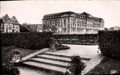 CPA Deauville la plage fleurie le royal hotel des jardins