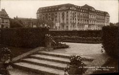 CPA Deauville la plage fleurie le royal hotel