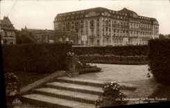CPA Deauville la plage fleurie le royal hotel