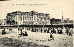 CPA Deauville Royal hotel et le jardin