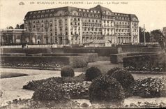 CPA Deauville la plage fleurie les jardins le royal hotel