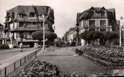VINTAGE POSTCARD Deauville the flowered beach place morny