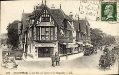 CPA Deauville La rue du casino et les magasins Au Printemps