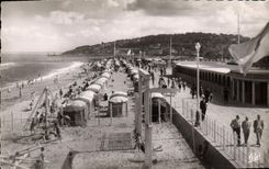 CPM Deauville La plage fleurie la plage a maree haute