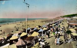 MODERN CARD Deauville planchesoet the beach in front of the bar