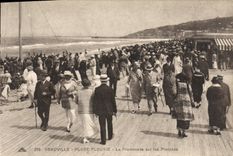 CPA Deauville plage fleurie la promenade sur les planches