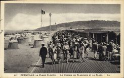CPA Deauville La plage fleurie le chemin de planches et la plage