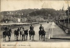 CPA Deauville La terrasse Chevaux Hippisme 