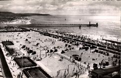 CPA Deauville trouville vue generale des deux plages et la nouvelle jetee