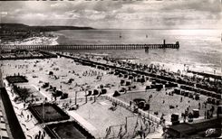 CPA Deauville trouville vue generale des deux plages et la nouvelle jetee