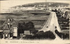 CPA Deauville La terrasse et trouville