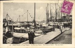 CPA Deauville La Plage fleurie le nouveau bassins Bateaux