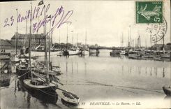 CPA Deauville Le bassin Bateaux