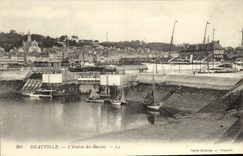 CPA Deauville L'Entree des bassins Bateaux