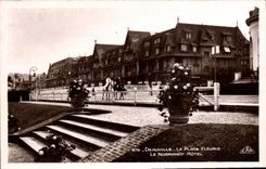 CPA Deauville la plage fleurie le normandy hotel