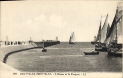 CPA Deauville Trouville l'Entree de la touques Bateaux