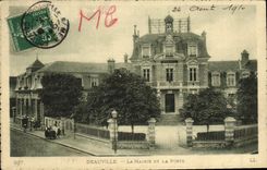 CPA Deauville La mairie et la poste