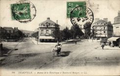 VINTAGE POSTCARD Deauville Which occurred of the republic and boulevard To eat