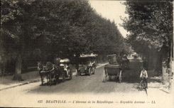 CPA Deauville L'Avenue de la republique