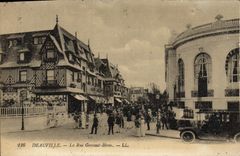 CPA Deauville La rue gontaut biron