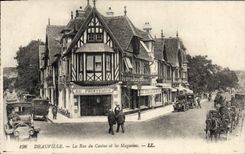 CPA Deauville La rue du casino et les magasins Magasin Au Printemps