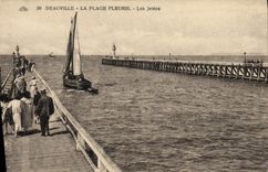 CPA Deauville La plage fleurie les jetees