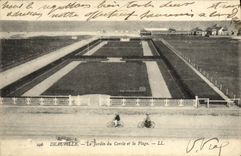 CPA Deauville Le jardin du cercle et la plage
