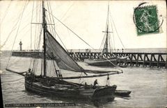 CPA Trouville Bateau de peche sortant du port