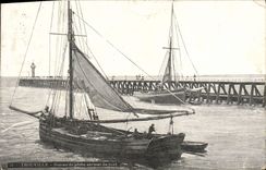 Pesca del recipiente de Trouville de la POSTAL de la VENDIMIA que sale del puerto