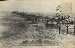 CPA Trouville Sur Mer La Jette Promenade Par Gros Temps