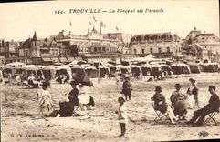POSTAL Trouville de la VENDIMIA la playa y sus parasoles