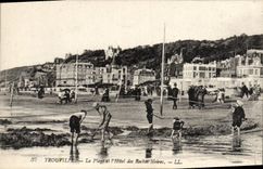 POSTAL Trouville de la VENDIMIA la playa y el hotel de las rocas negras