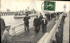 POSTAL Trouville de la VENDIMIA la llegada de un barco del destructor