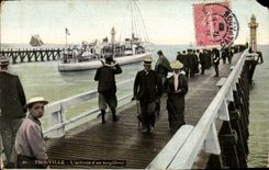 CPA Trouville L'arrivee d'un torpilleur Bateau