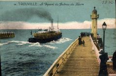 CPA Trouville Le depart du Bateau du Havre