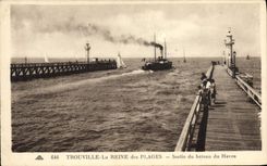 La reina de Trouville de la POSTAL de la VENDIMIA de las playas dejó el barco de Le Havre