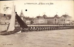 POSTAL Trouville de la VENDIMIA el casino y el barco del embarcadero
