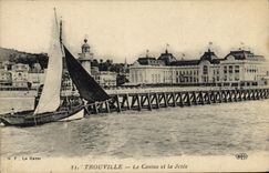 CPA Trouville Le Casino et la Jetee Bateau