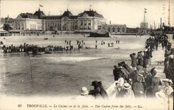 CPA Trouville Le Casino Vu de la Jetee