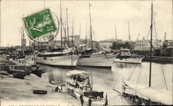 Yates de los barcos de Trouville Deauville de la POSTAL de la VENDIMIA